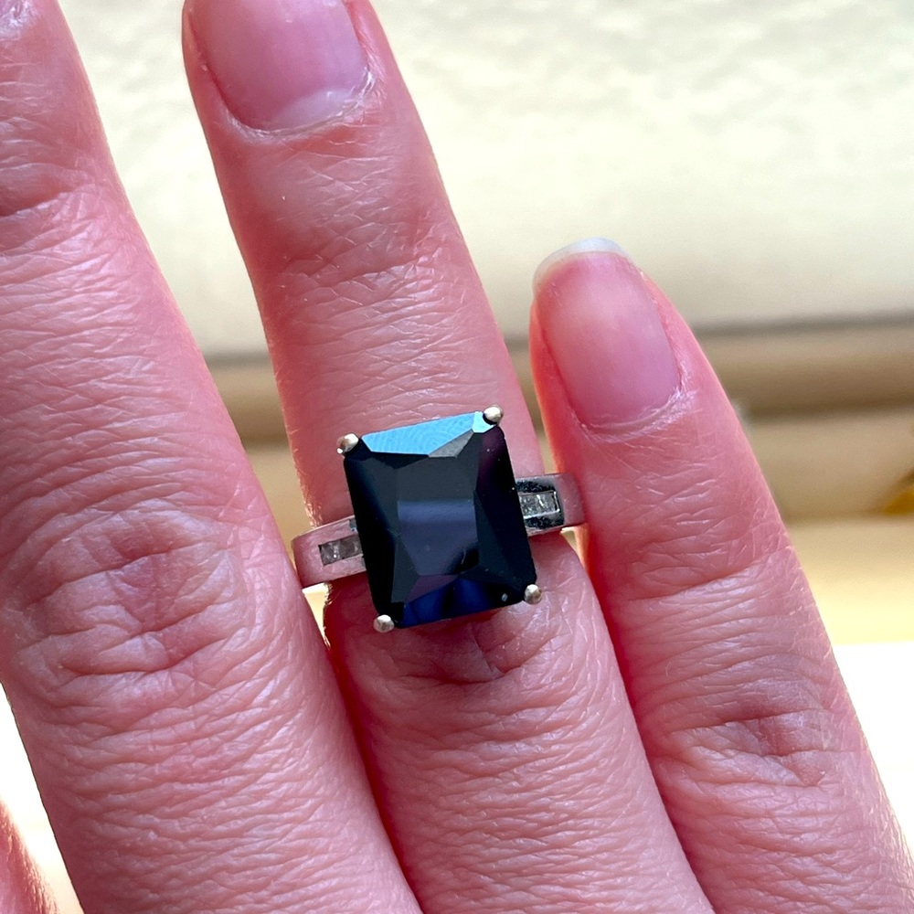 Ring 14k white gold with black precious stone and diamonds on the side size 4